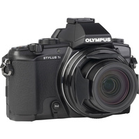 Olympus Stylus 1S - Vue de 3/4 vers la droite
